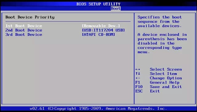 Le menu du BIOS met en évidence la clé USB insérée en tant que priorité dans les options du menu de démarrage pour démarrer Windows 10 via celle-ci.